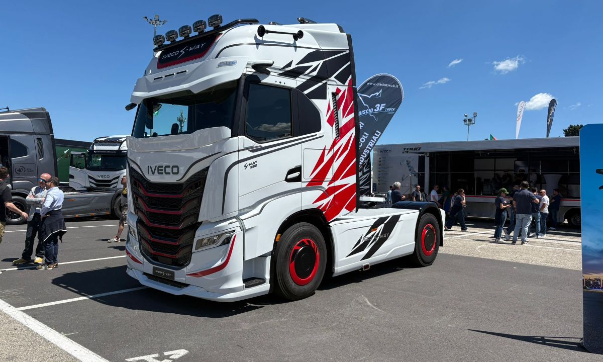 VECO detta il ritmo delle corse sostenibili con l'innovativo ePaceTruck al Goodyear FIA  European Truck Racing Championship 2025 - - Lombardia Truck