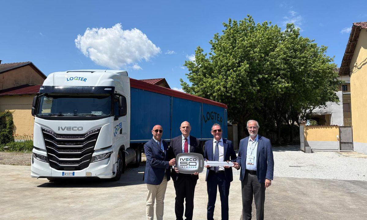 IVECO presente al fianco di Koster Logter e AB per l’inaugurazione di un impianto di biometano con cui verranno alimentati i nuovi IVECO S-Way, quattro LNG e due CNG  - - Lombardia Truck