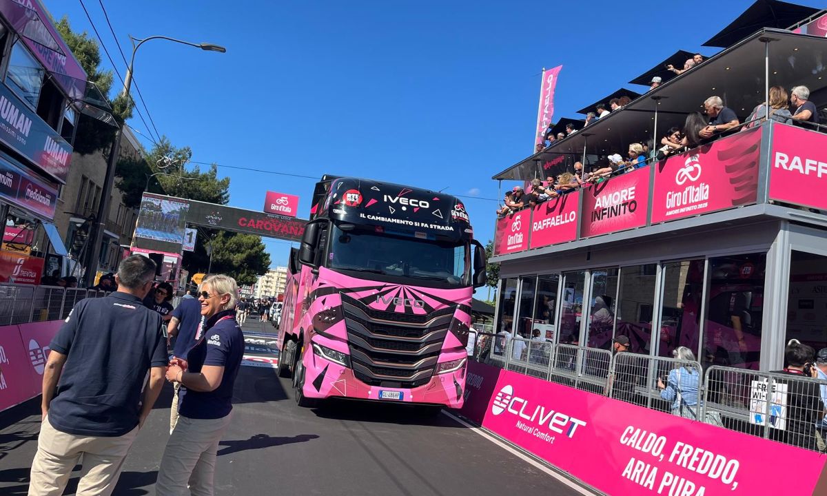 Al Giro d’Italia IVECO guida la strada del cambiamento con l’IVECO S-Way LNG  - - Lombardia Truck