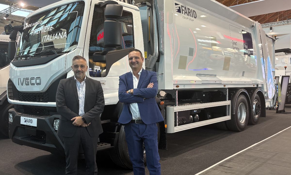 IVECO e FARID presentano in anteprima a Ecomondo un Eurocargo 3 assi da 26 tonnellate con compattatore per la raccolta dei rifiuti - - Lombardia Truck