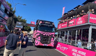 Al Giro d’Italia IVECO guida la strada del cambiamento con l’IVECO S-Way LNG  - Lombardia Truck
