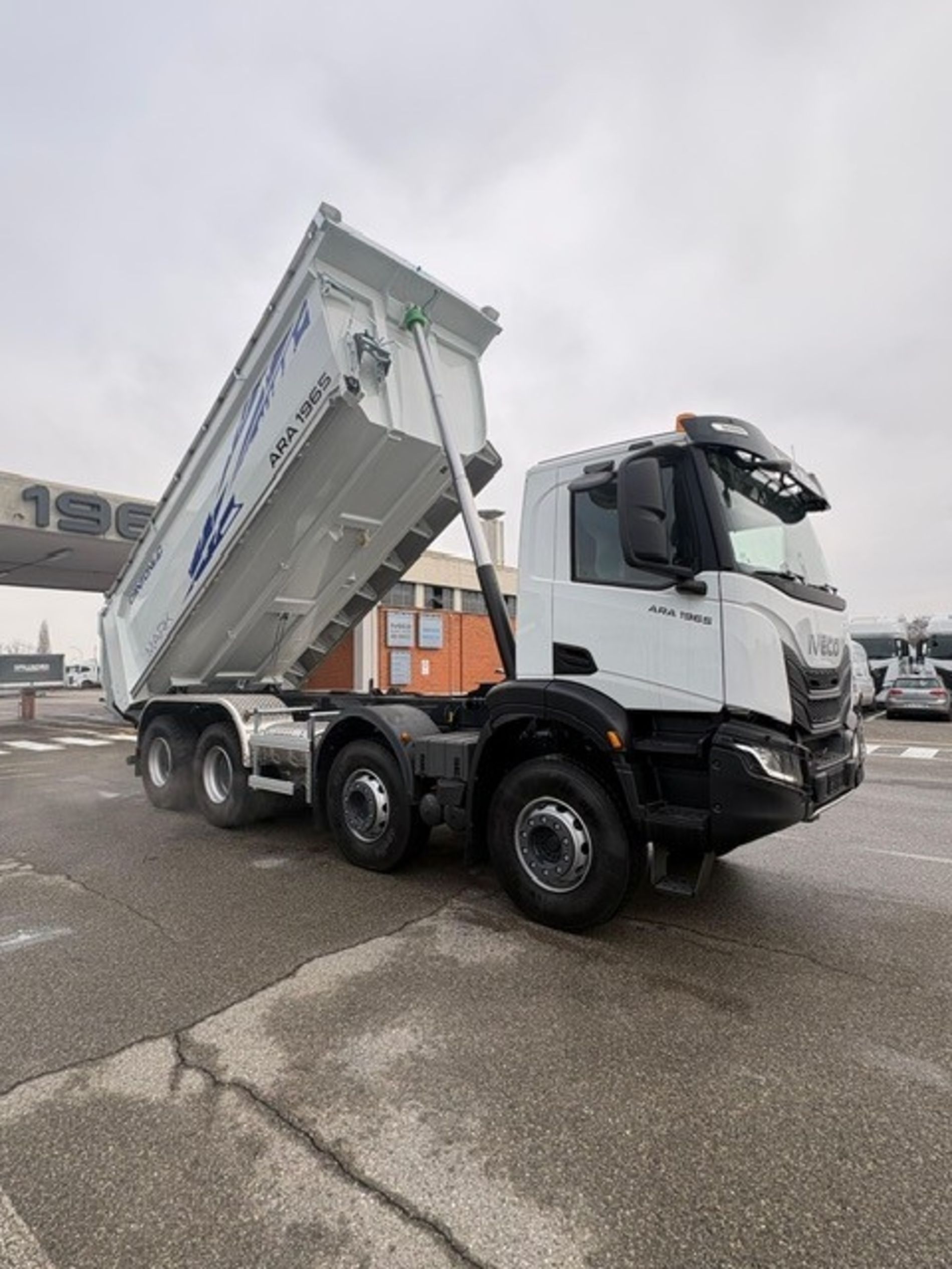 IVECO AD410T - Lombardia Truck
