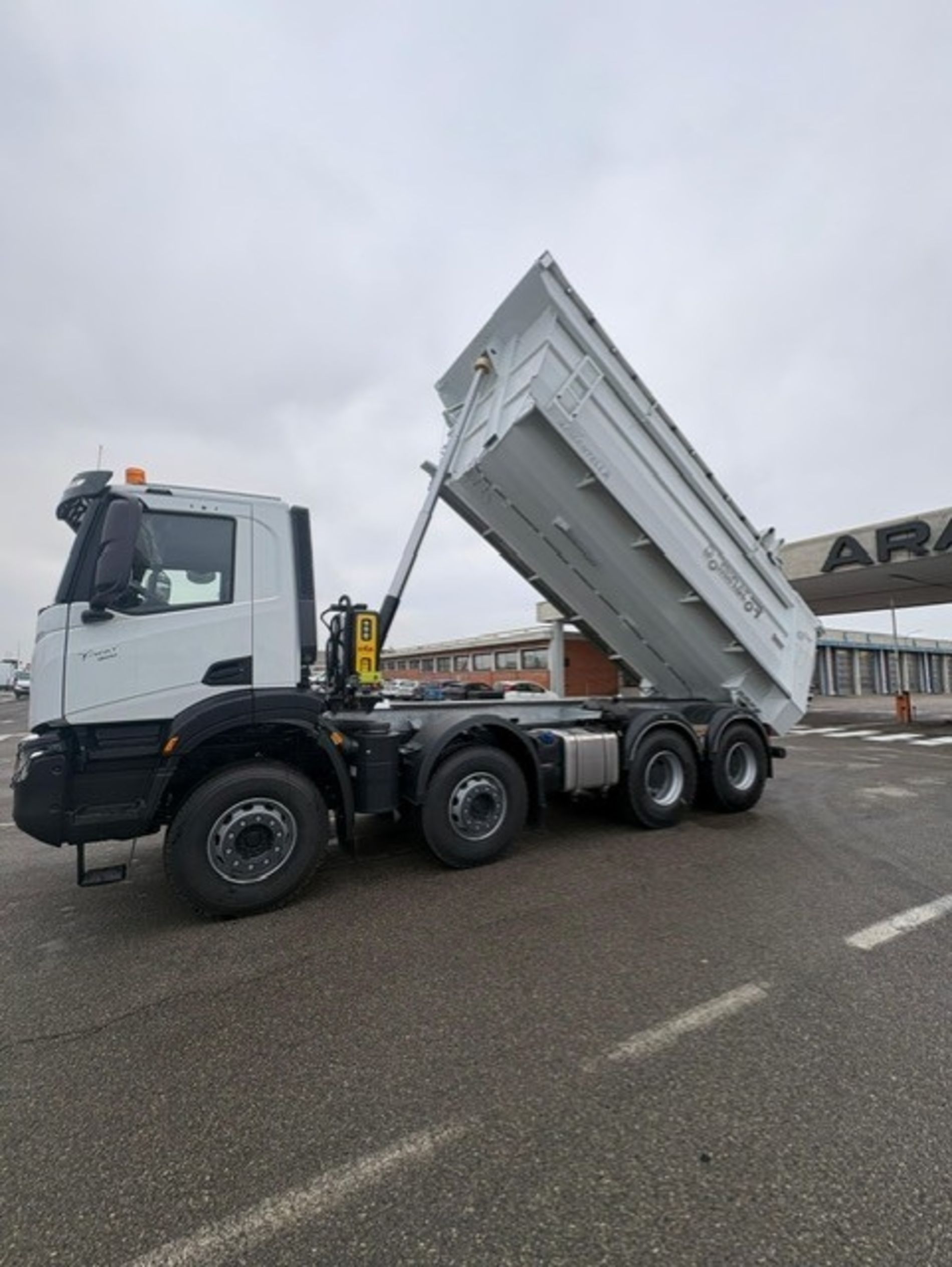IVECO AD410T - Lombardia Truck