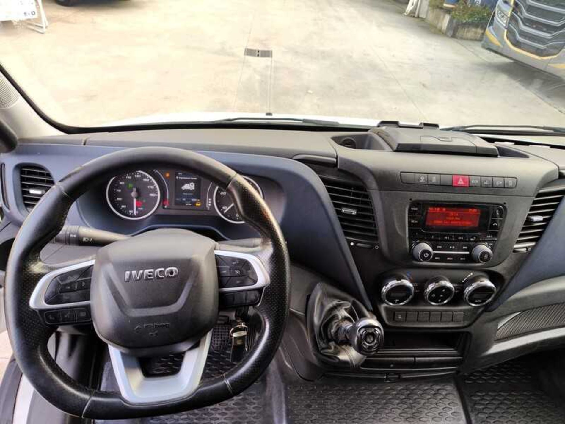 IVECO 35C163.0 CENTINATO CON SPONDA RETRATTILE - Lombardia Truck