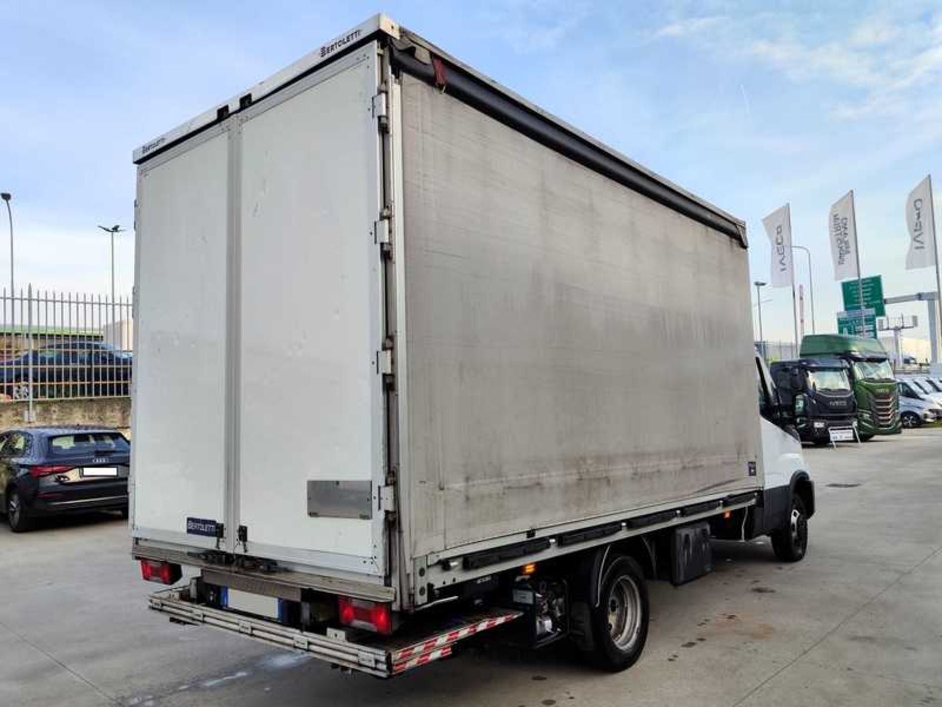 IVECO 35C163.0 CENTINATO CON SPONDA RETRATTILE - Lombardia Truck