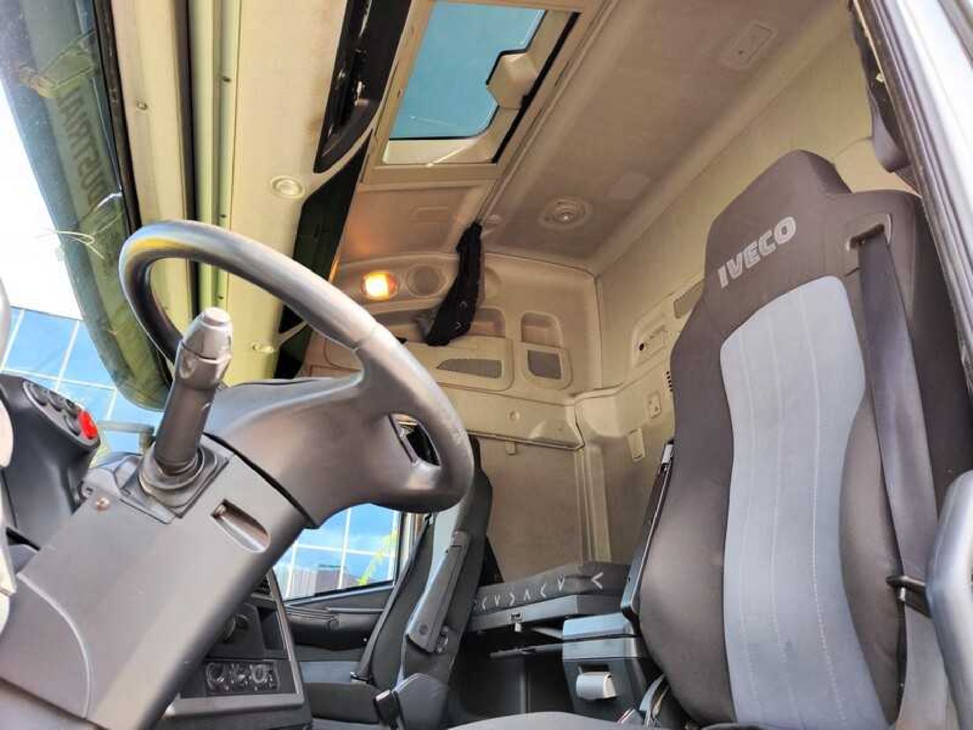 IVECO AS260S42Y/FS CASSONE CON GRU DIETRO CABINA - Lombardia Truck