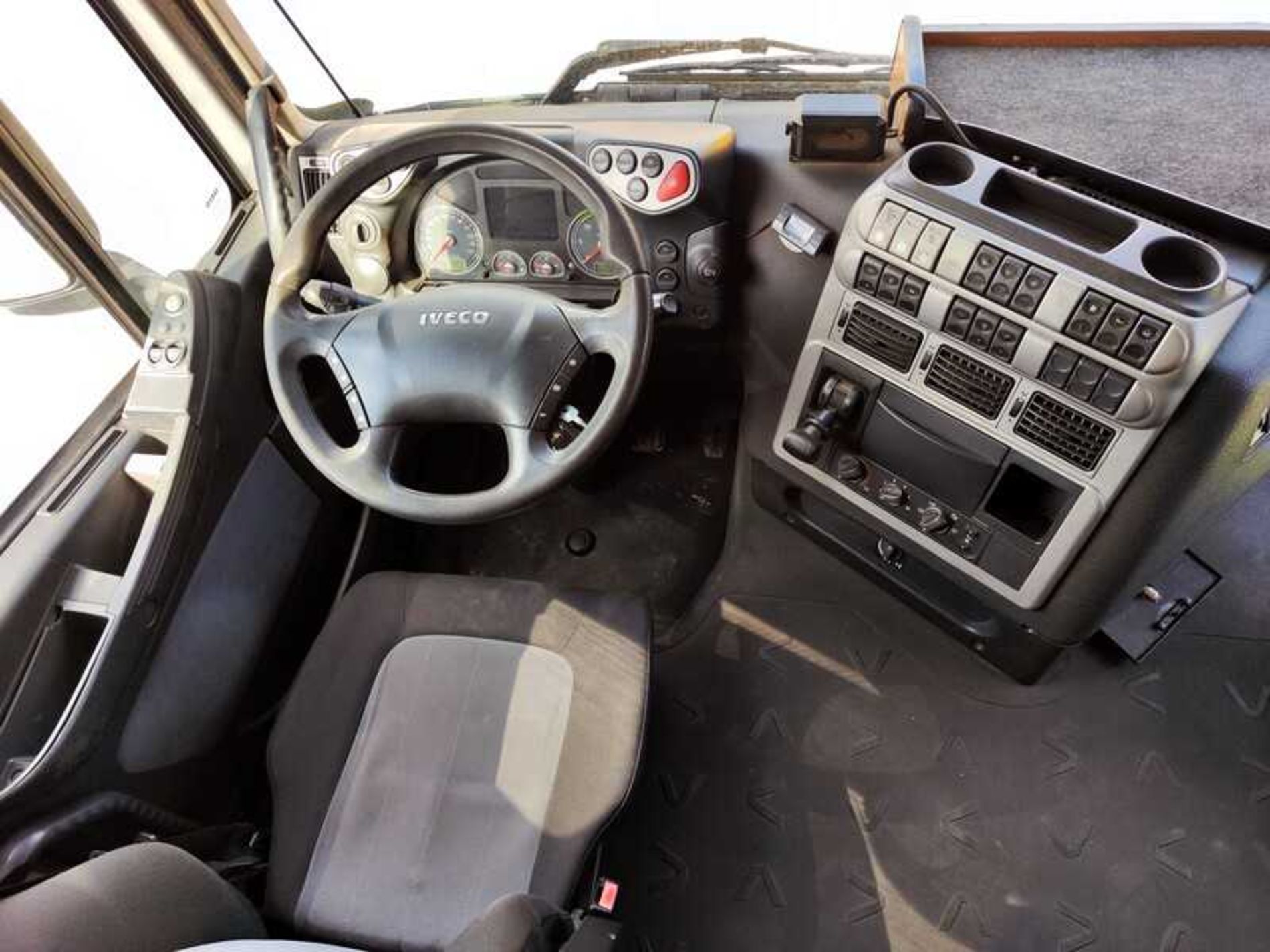 IVECO AS260S42Y/FS CASSONE CON GRU DIETRO CABINA - Lombardia Truck