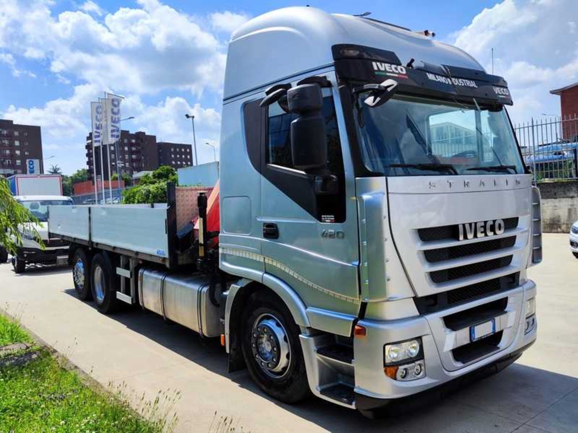 IVECO AS260S42Y/FS CASSONE CON GRU DIETRO CABINA - Lombardia Truck
