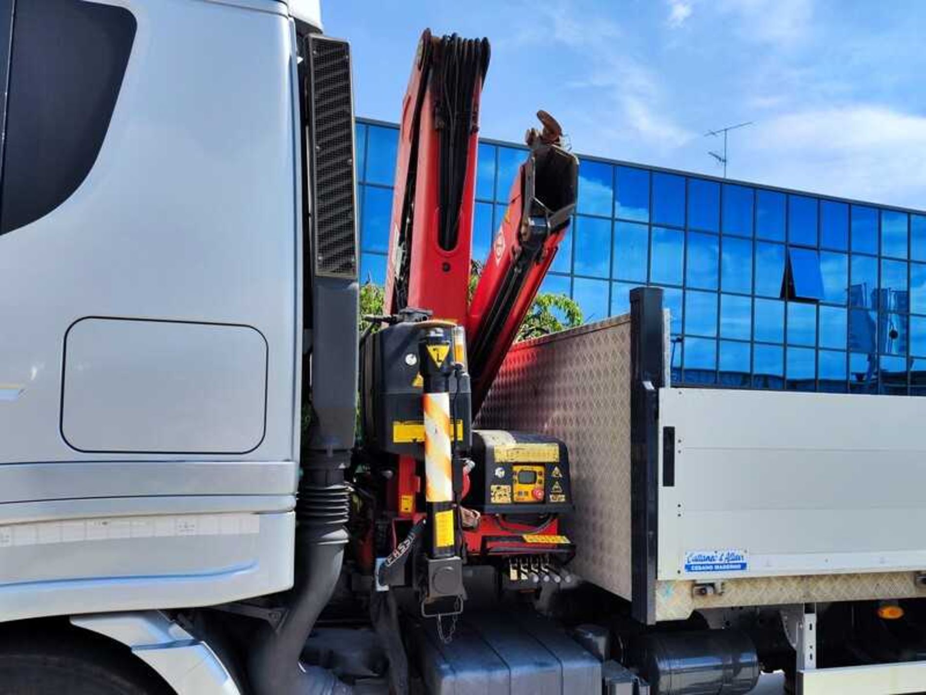 IVECO AS260S42Y/FS CASSONE CON GRU DIETRO CABINA - Lombardia Truck