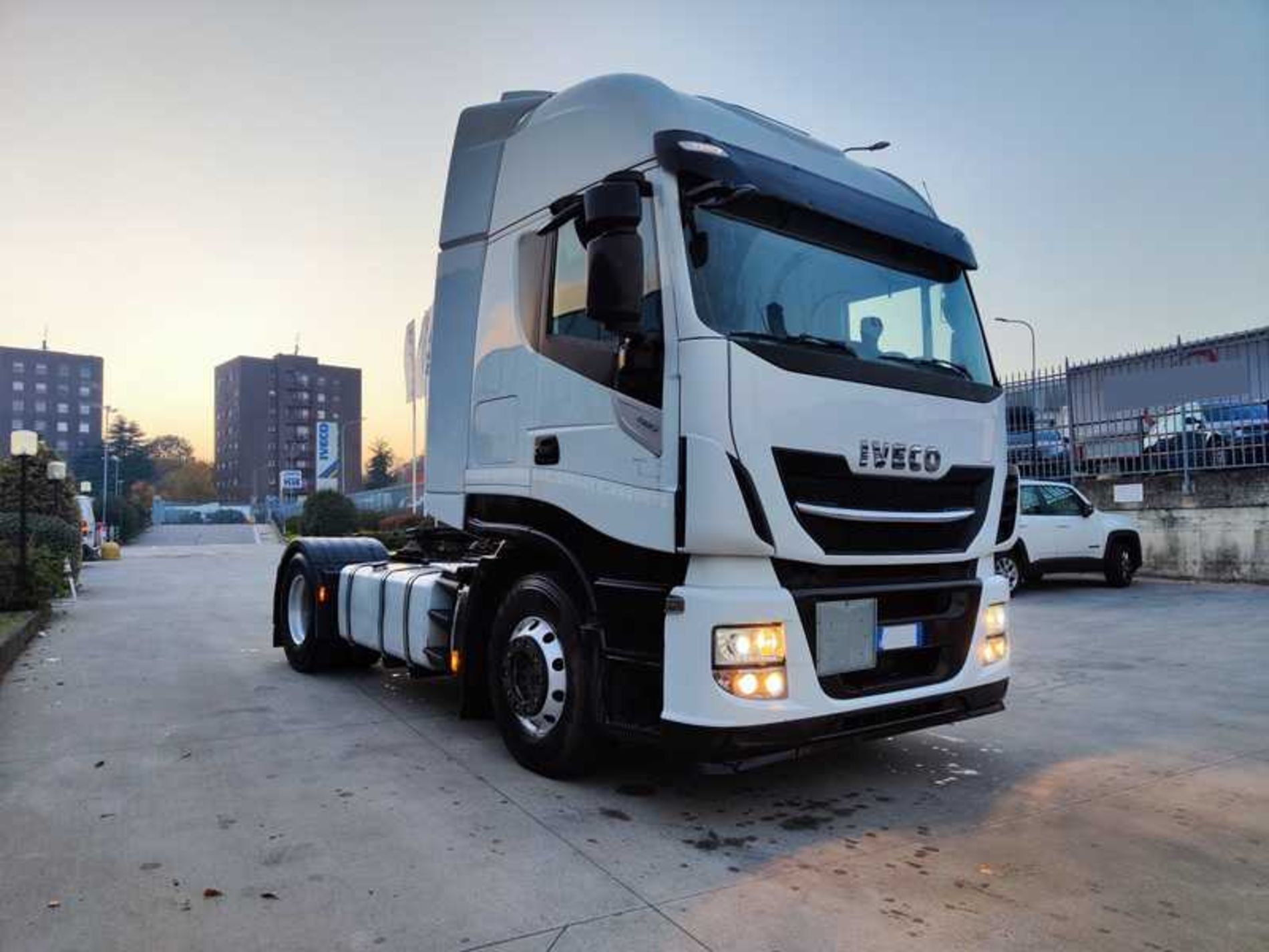 IVECO AS440S46T/P CON IMPIANTO IDRAULICO - Lombardia Truck