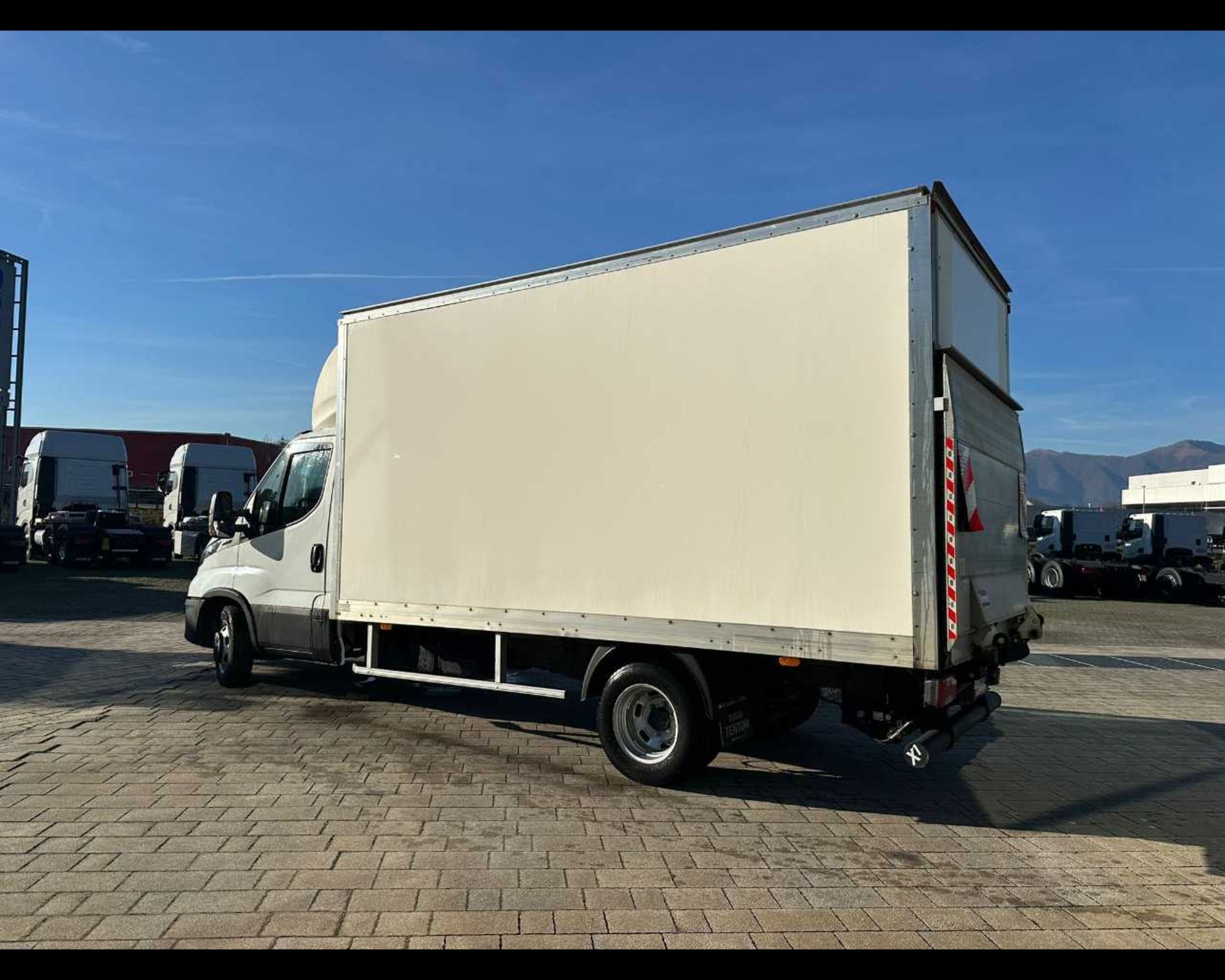 IVECO 35C16 H - FURGONE CON SPONDA CARICATRICE POSTERIORE - Lombardia Truck