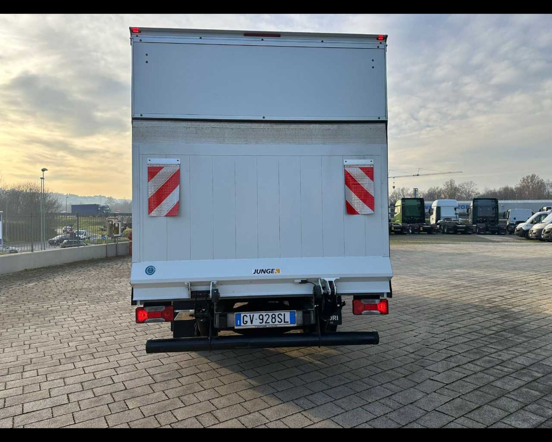 IVECO 35C16 H - FURGONE CON SPONDA CARICATRICE POSTERIORE - Lombardia Truck