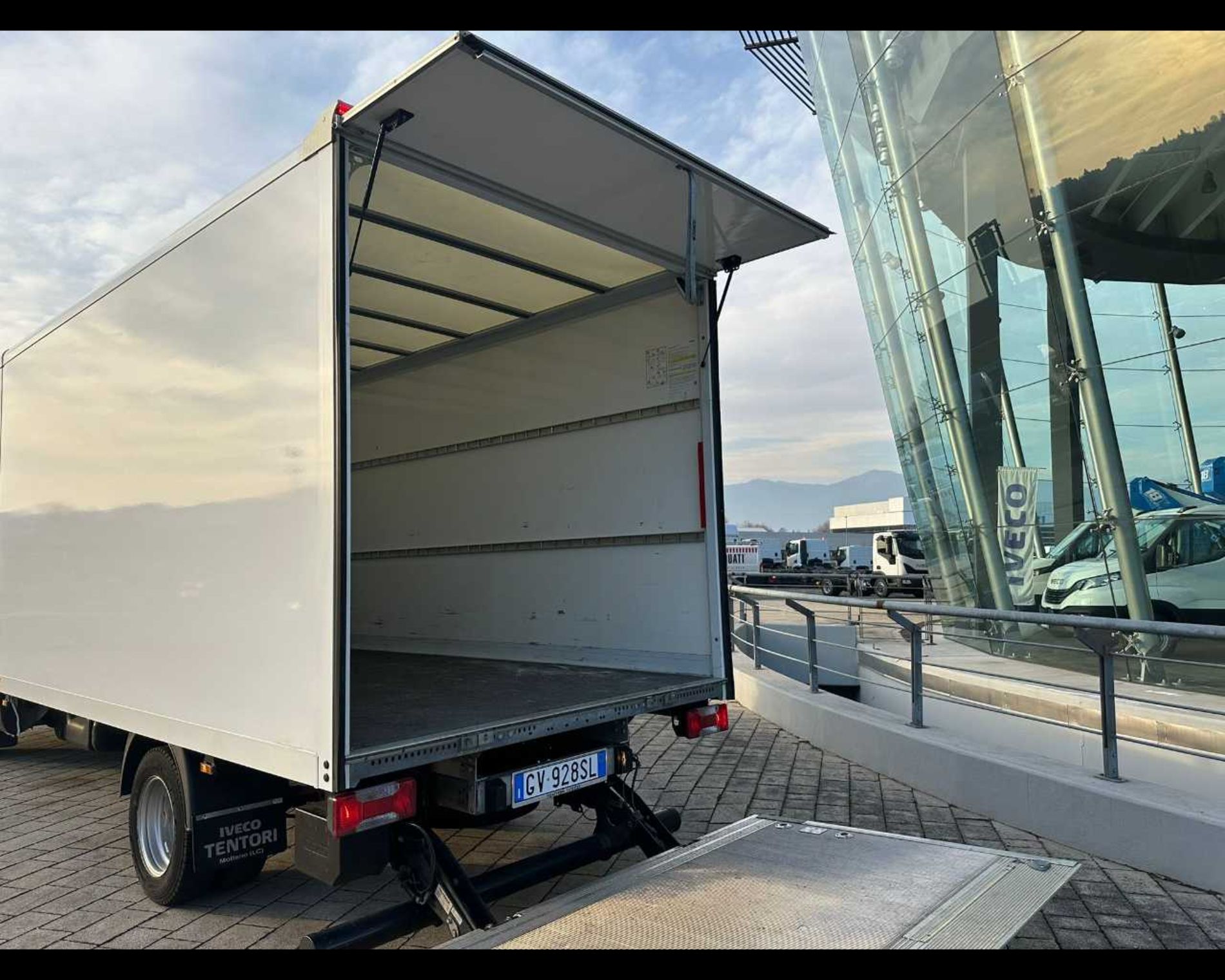 IVECO 35C16 H - FURGONE CON SPONDA CARICATRICE POSTERIORE - Lombardia Truck