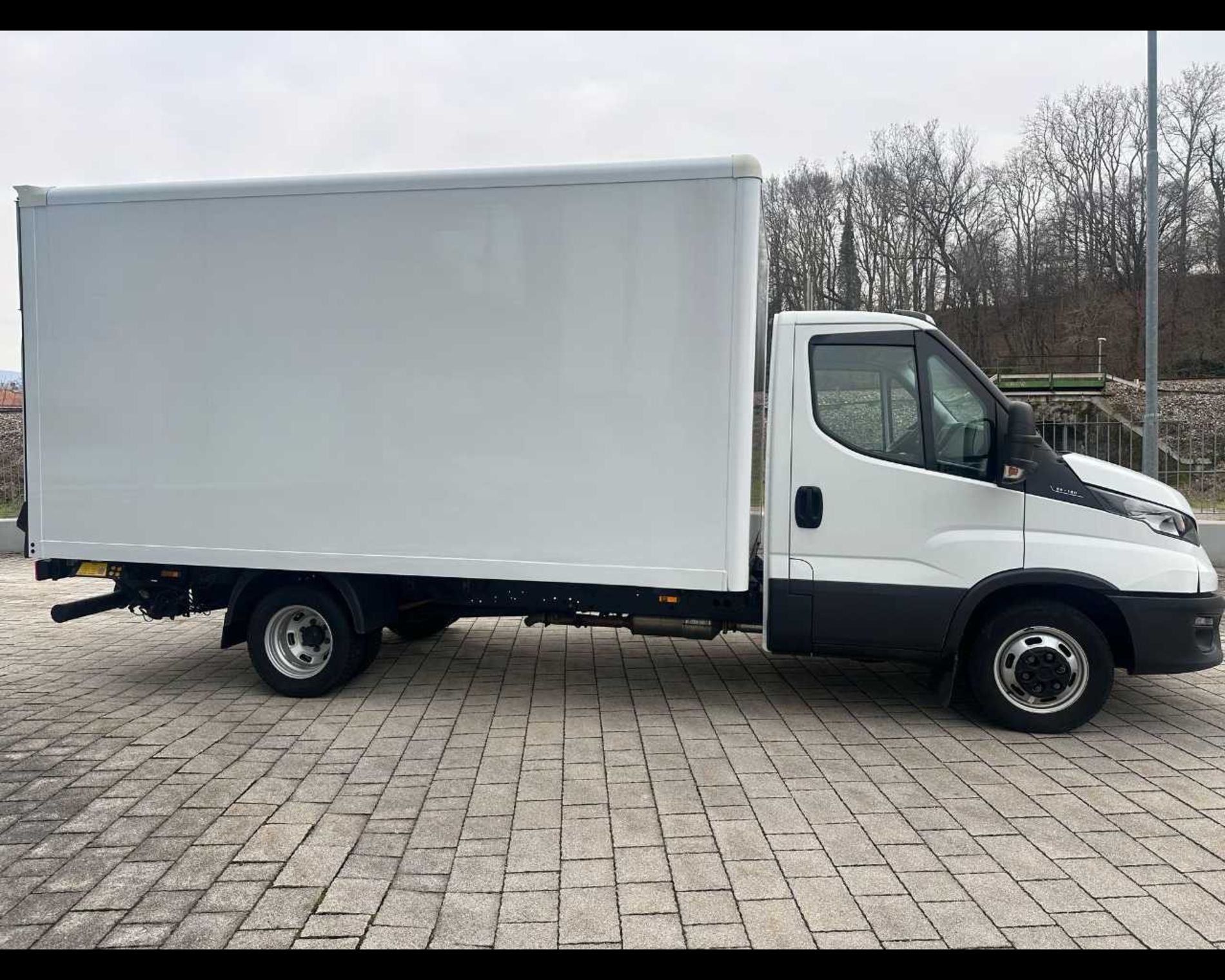 IVECO 35C16 H - FURGONE IN LEGA CON SPONDA CARICATRICE POSTERIORE - Lombardia Truck