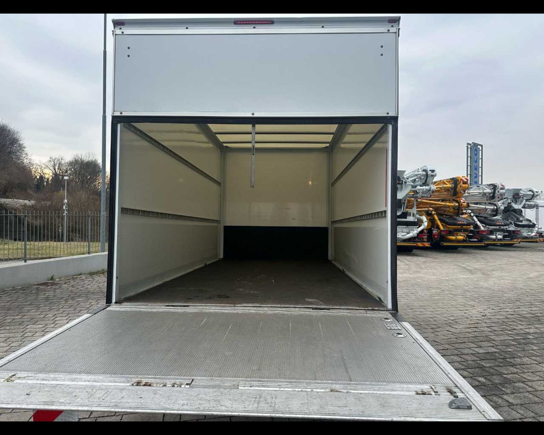 IVECO 35C16 H - FURGONE IN LEGA CON SPONDA CARICATRICE POSTERIORE - Lombardia Truck