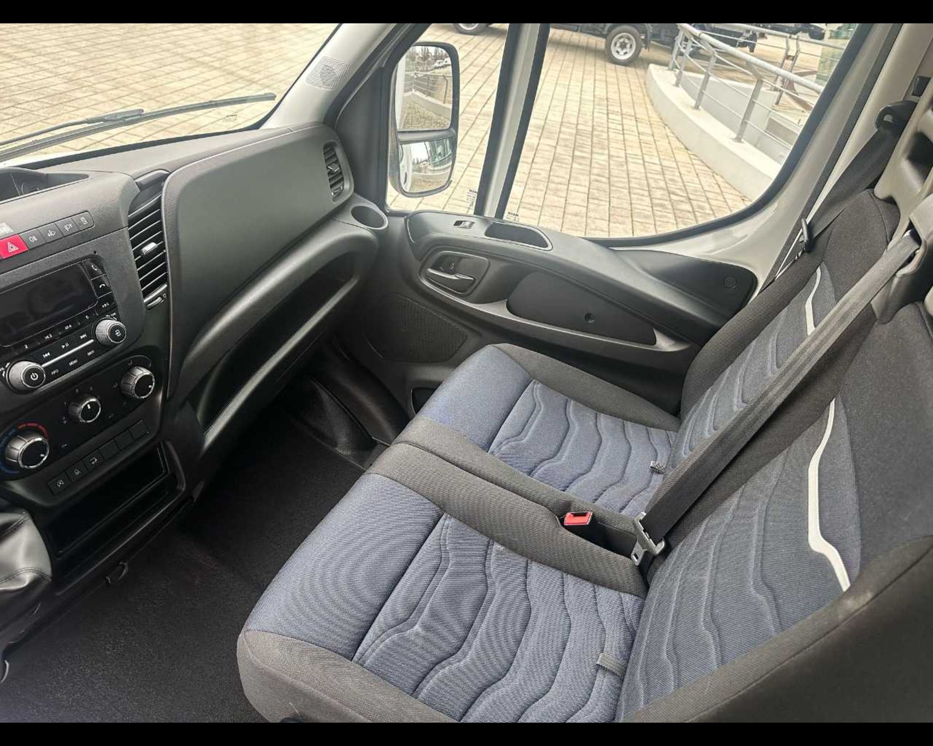 IVECO 35C16 H - FURGONE IN LEGA CON SPONDA CARICATRICE POSTERIORE - Lombardia Truck