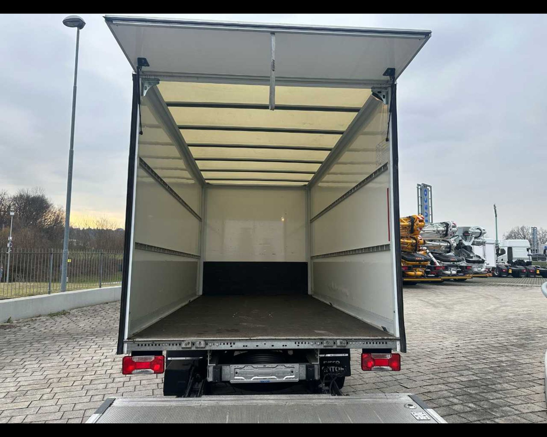 IVECO 35C16 H - FURGONE IN LEGA CON SPONDA CARICATRICE POSTERIORE - Lombardia Truck