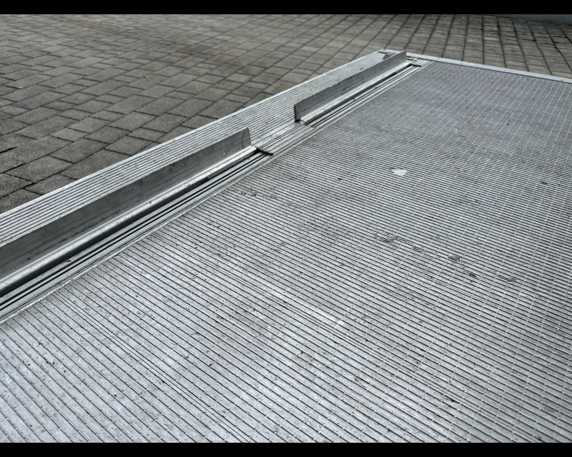 IVECO 35C16 H - FURGONE IN LEGA CON SPONDA CARICATRICE POSTERIORE - Lombardia Truck