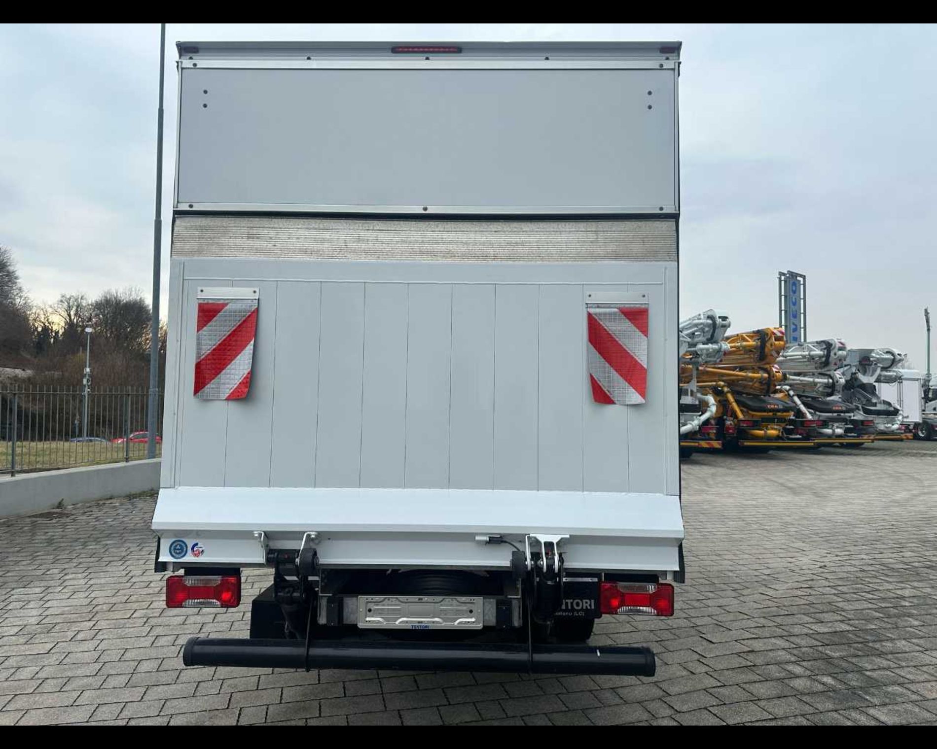 IVECO 35C16 H - FURGONE IN LEGA CON SPONDA CARICATRICE POSTERIORE - Lombardia Truck