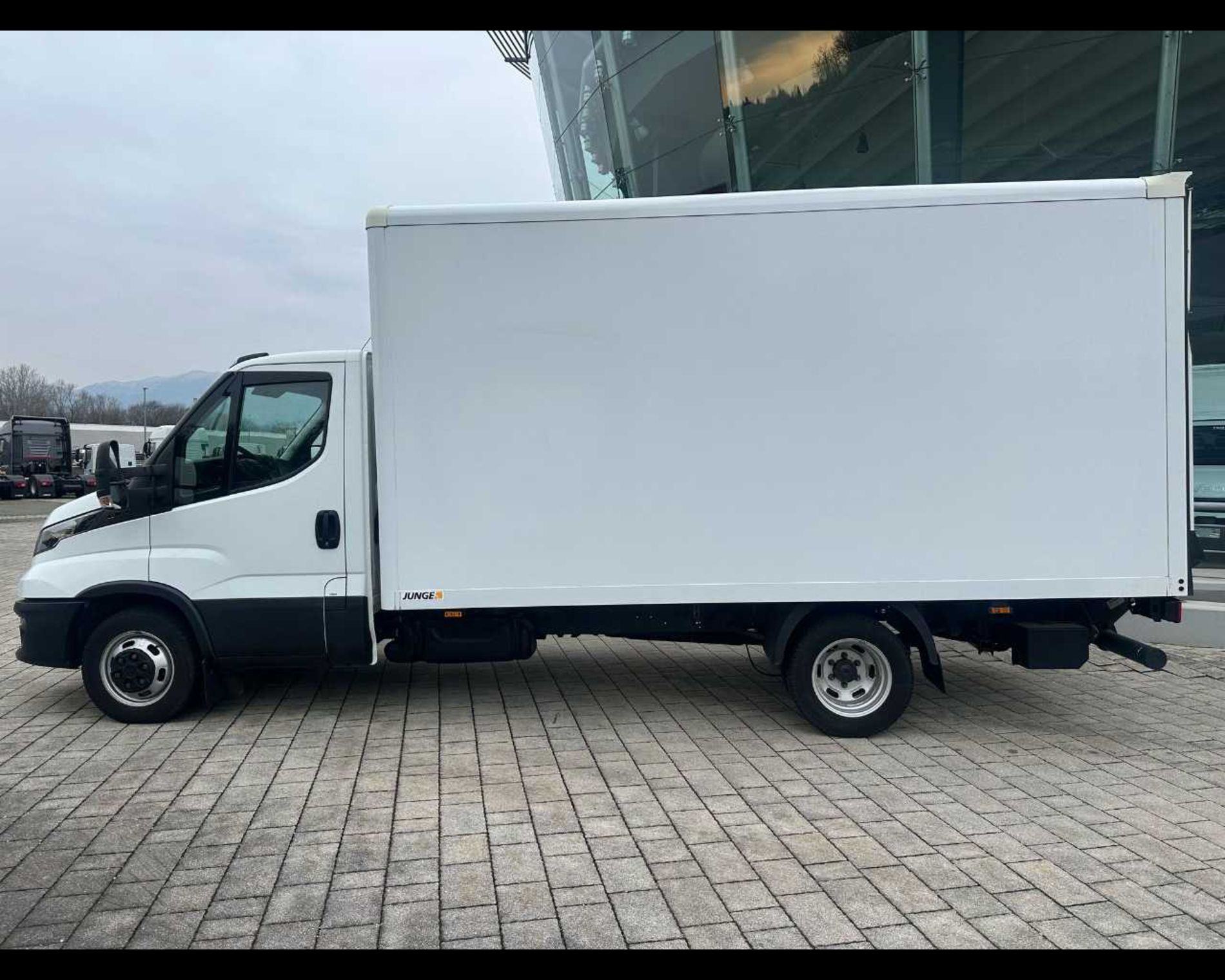 IVECO 35C16 H - FURGONE IN LEGA CON SPONDA CARICATRICE POSTERIORE - Lombardia Truck