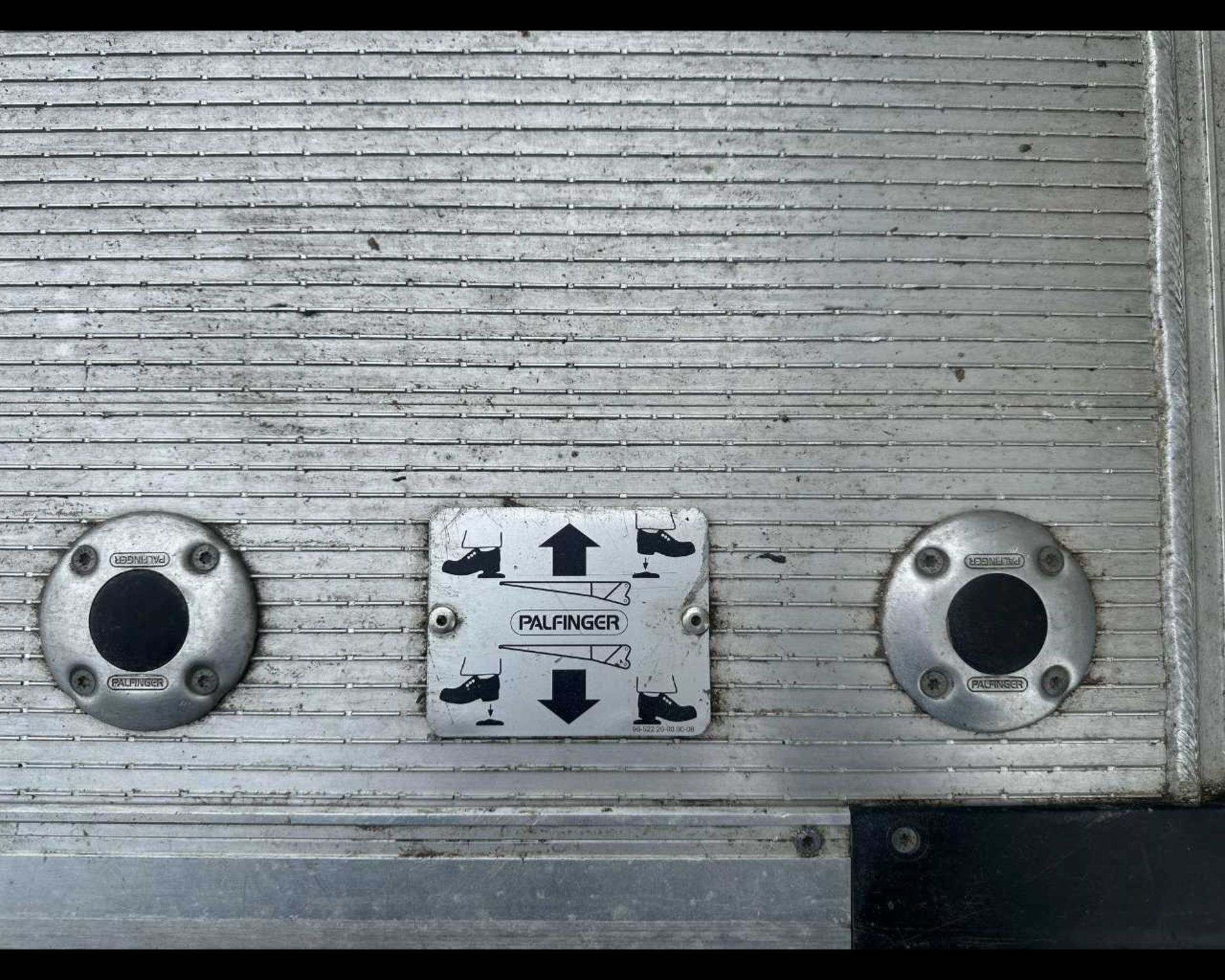 IVECO 35C16 H - FURGONE IN LEGA CON SPONDA CARICATRICE POSTERIORE - Lombardia Truck