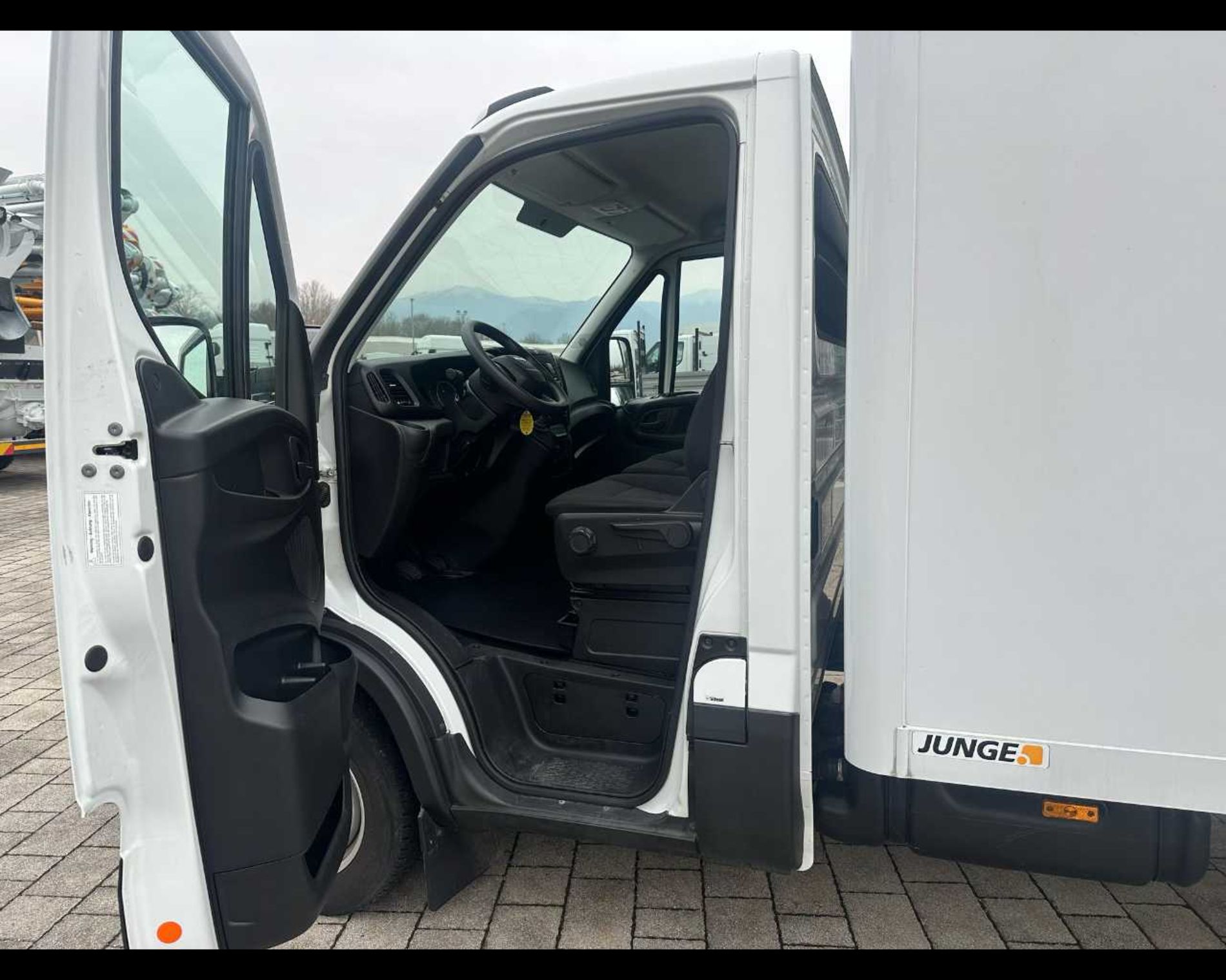 IVECO 35C16 H - FURGONE IN LEGA CON SPONDA CARICATRICE POSTERIORE - Lombardia Truck