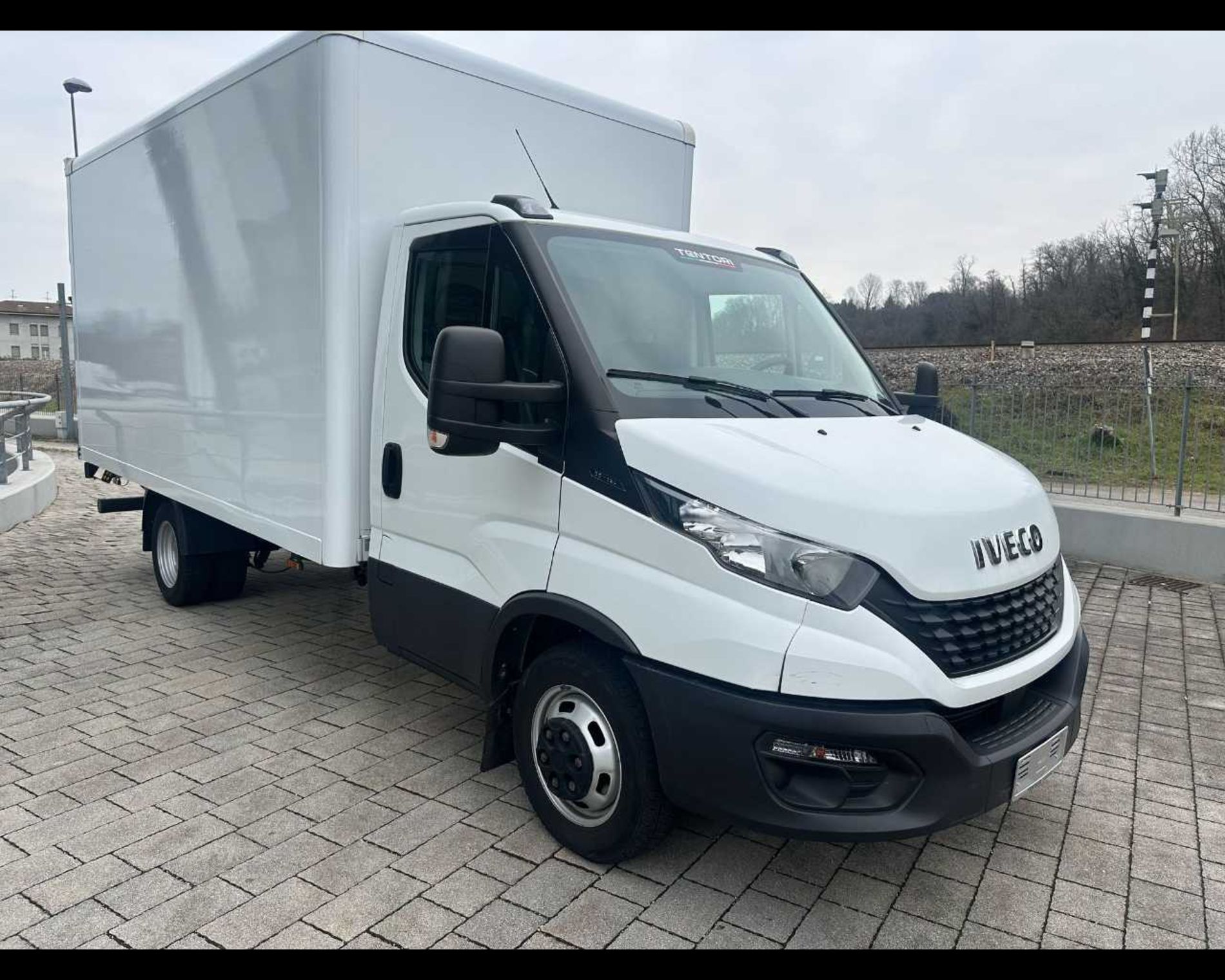 IVECO 35C16 H - FURGONE IN LEGA CON SPONDA CARICATRICE POSTERIORE - Lombardia Truck