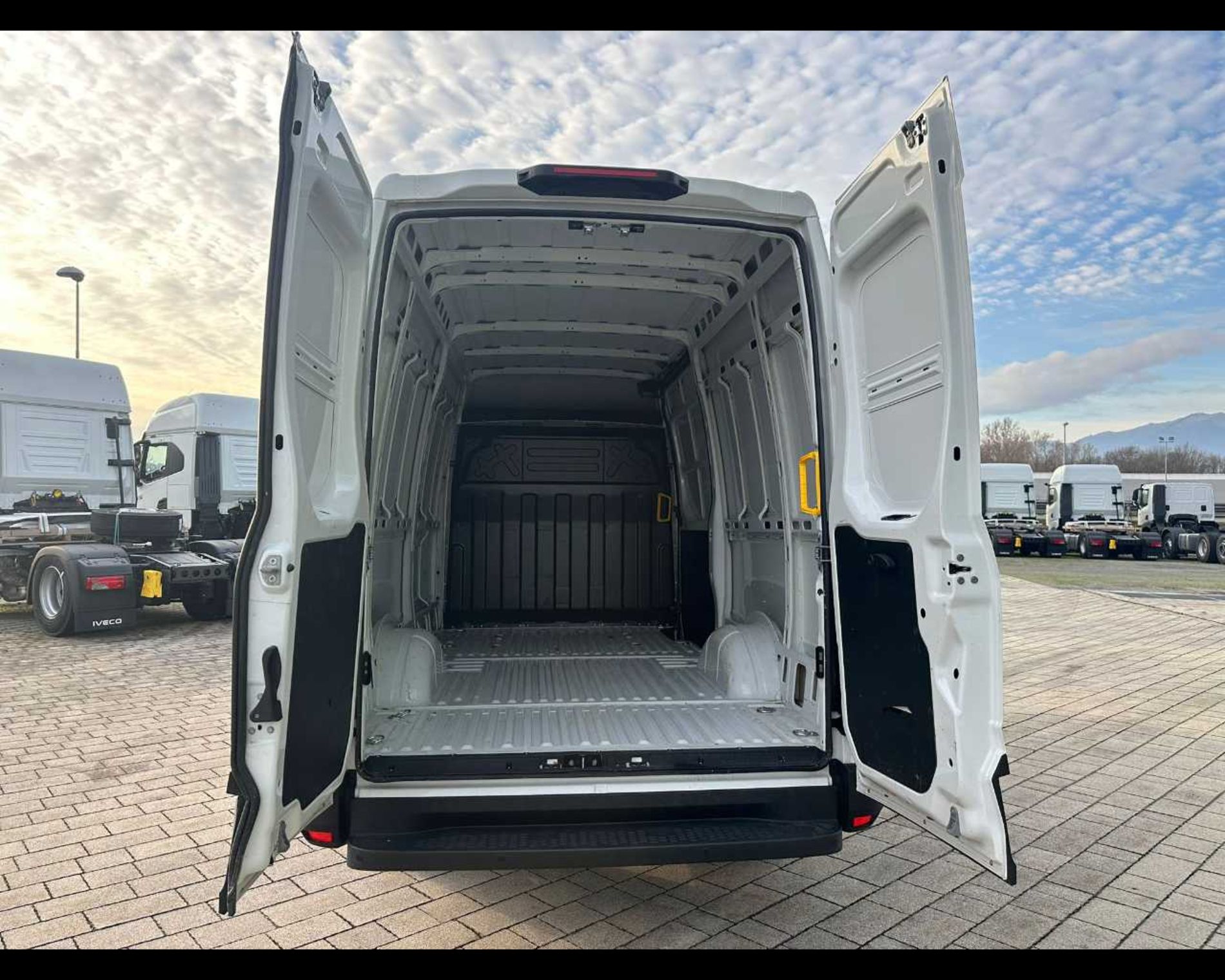 IVECO 35S14V - FURGONE DI SERIE - Lombardia Truck