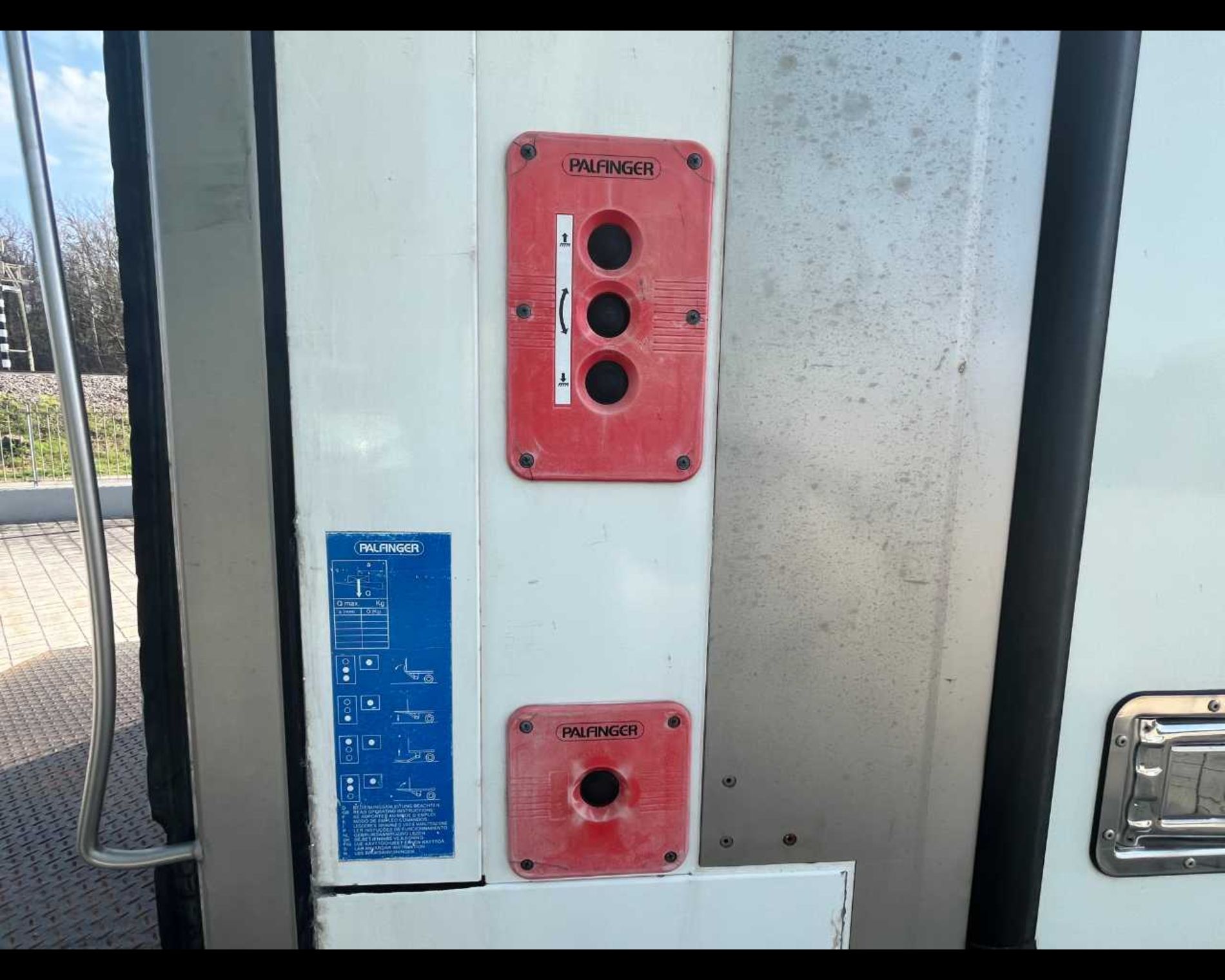 IVECO ML120E25/P - FURGONE CON SPONDA CARICATRICE POSTERIORE - Lombardia Truck