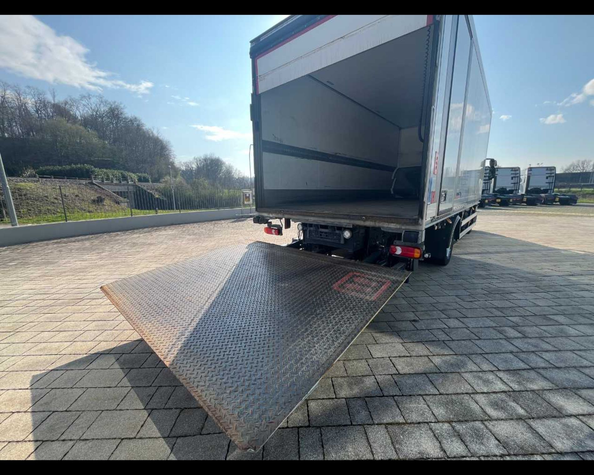 IVECO ML120E25/P - FURGONE CON SPONDA CARICATRICE POSTERIORE - Lombardia Truck