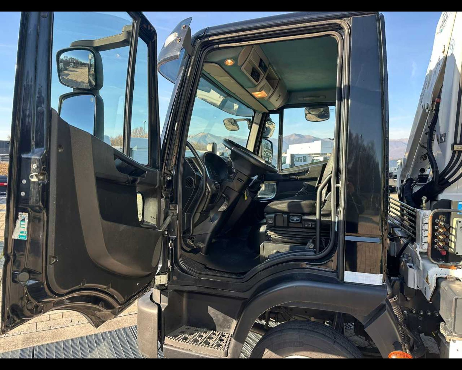 IVECO ML75E16/P - CASSONE CON GRU - Lombardia Truck