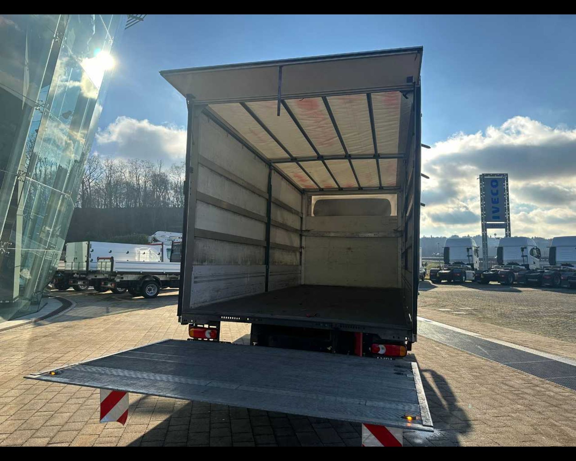 IVECO ML75E19/P - CASSONE CENTINE TELONE CON SPONDA CARICATRICE POSTERIORE - Lombardia Truck