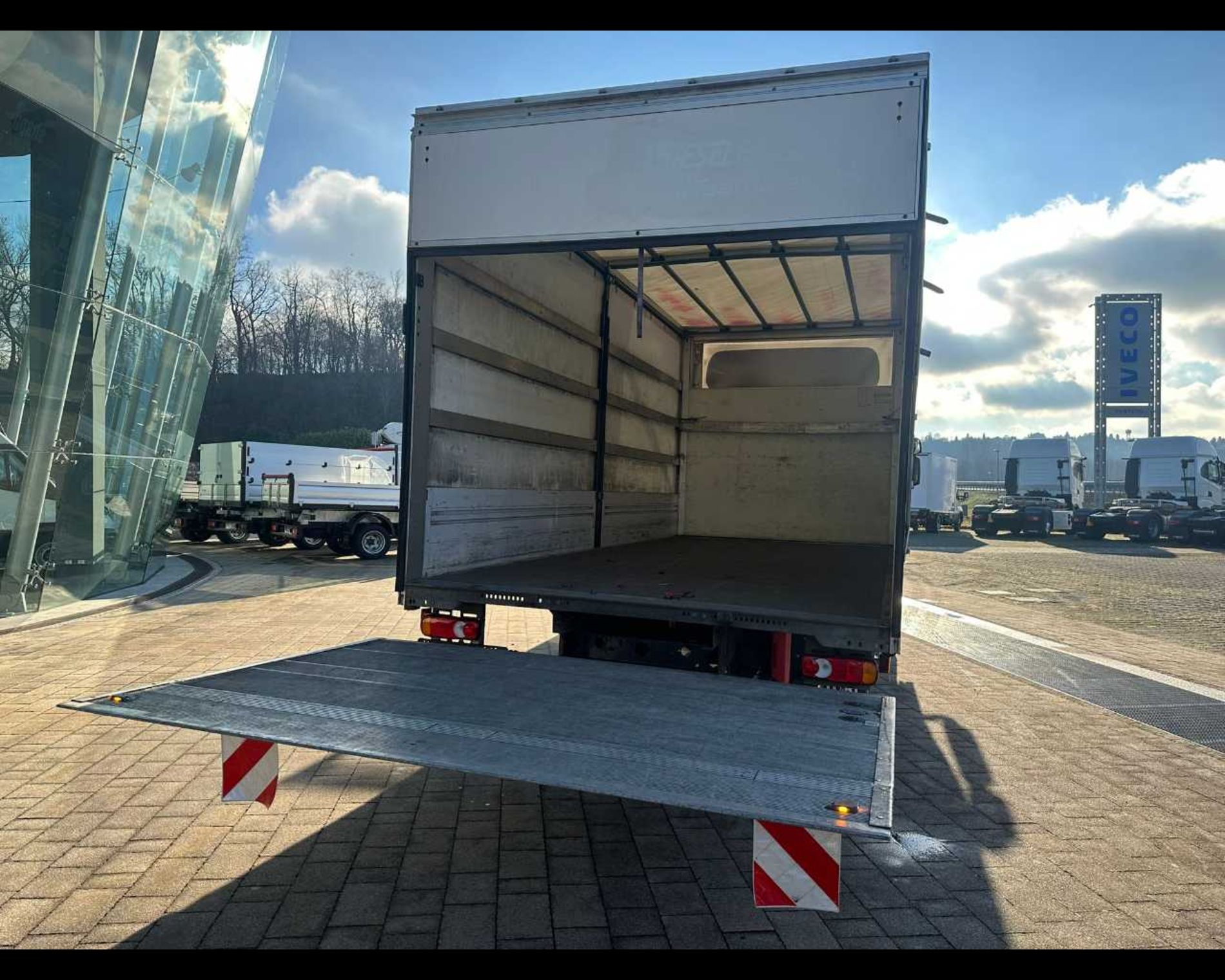 IVECO ML75E19/P - CASSONE CENTINE TELONE CON SPONDA CARICATRICE POSTERIORE - Lombardia Truck