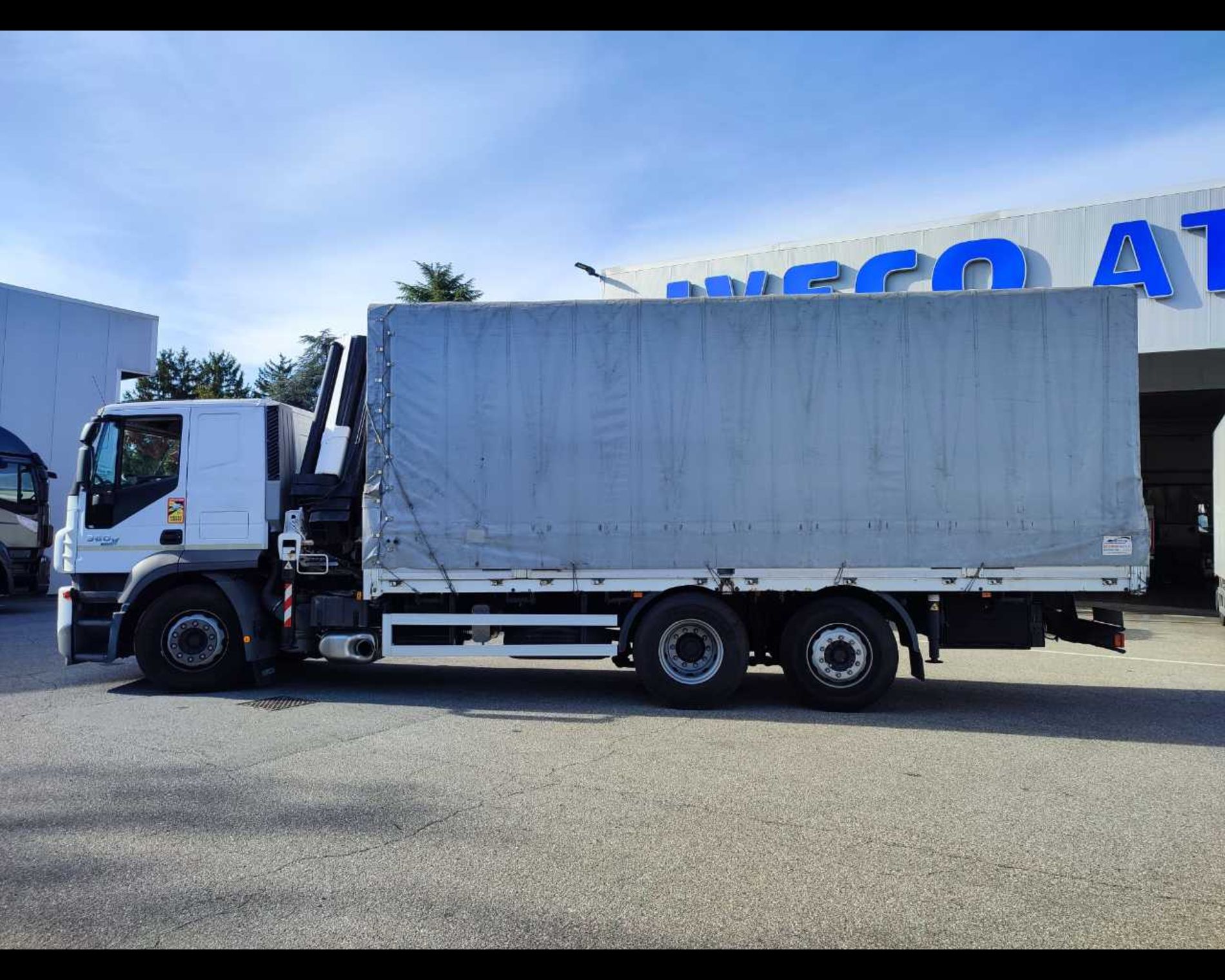 IVECO STRALIS AT260S36 FISSO + GRU - Lombardia Truck