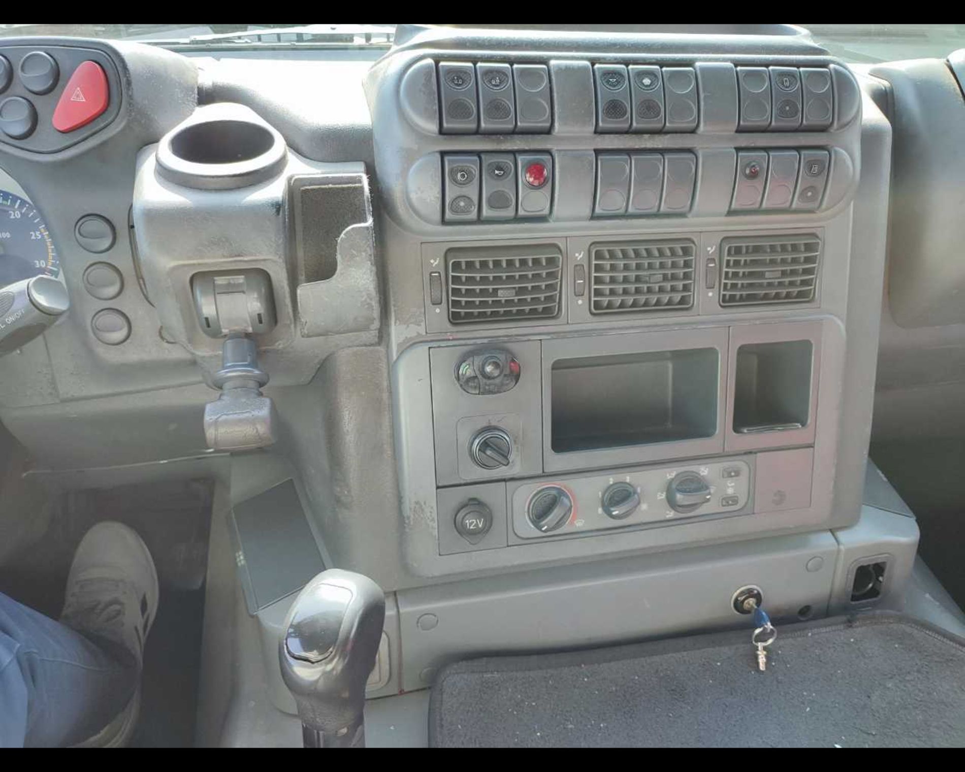 IVECO STRALIS AT260S36 FISSO + GRU - Lombardia Truck